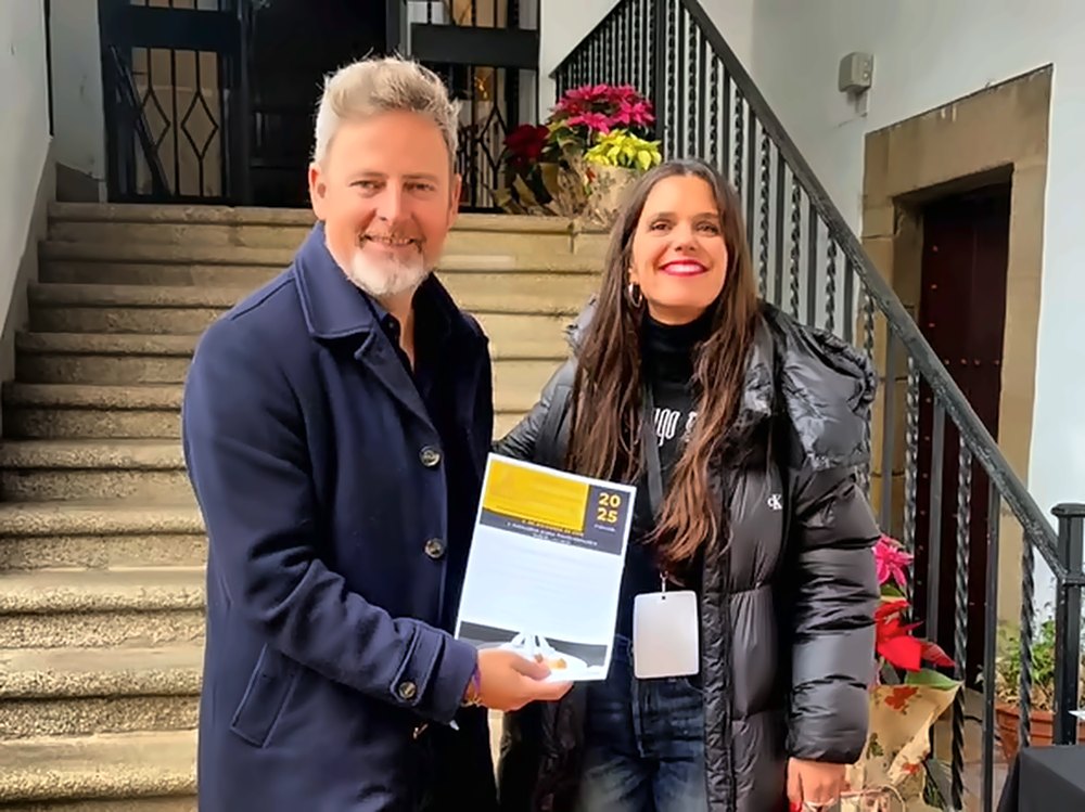 Jorge Villar recibe el diploma del accésit de MONACAL 2025 en un patio de Cáceres