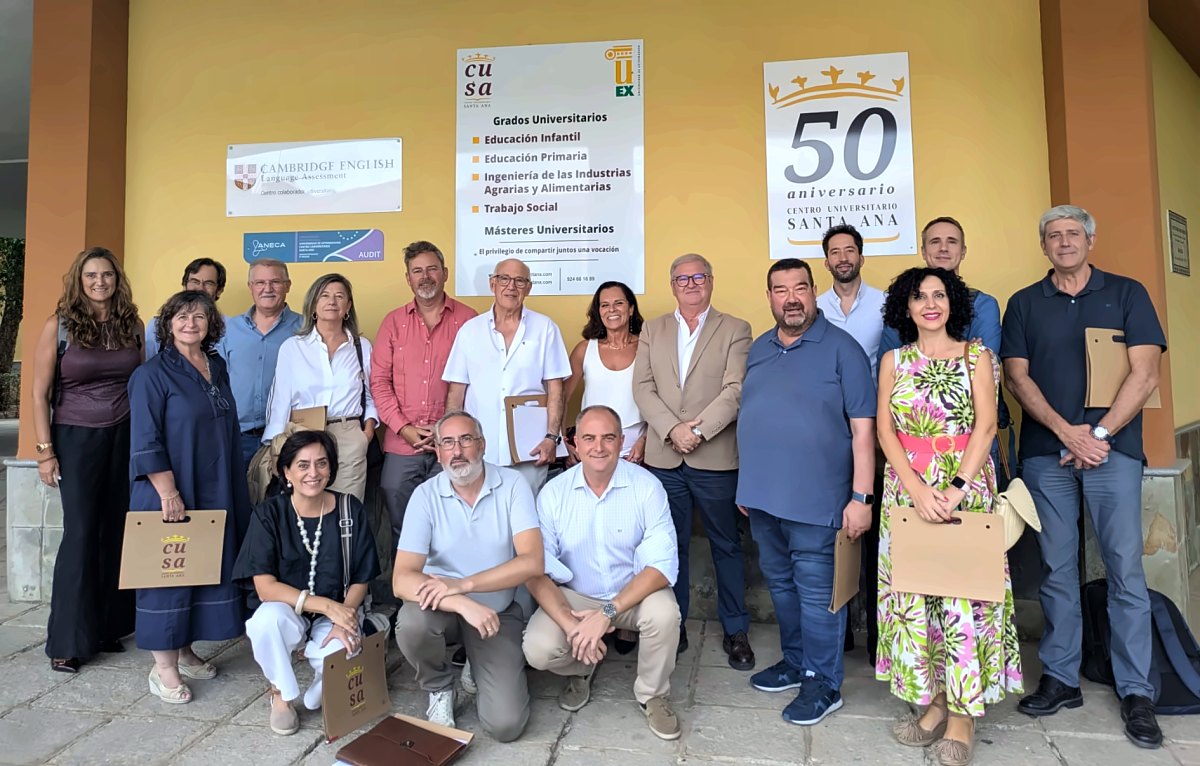 Foto de grupo ante la entrada del Centro Universitario Santa Ana, en Almendralejo