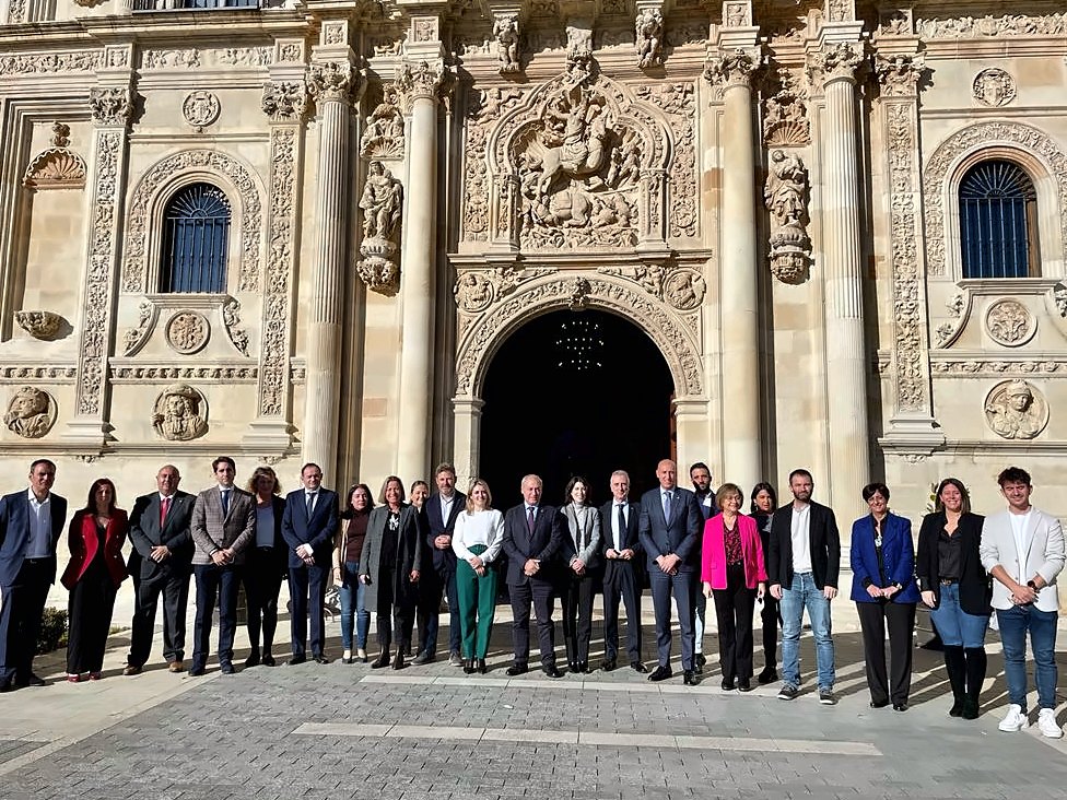 Foto de grupo de los representantes de la Red de Juderías de España ante el Hostal de San Marcos, en León