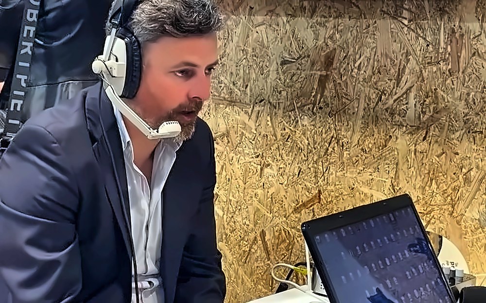 Jorge Villar con auriculares y micrófono durante una entrevista de radio