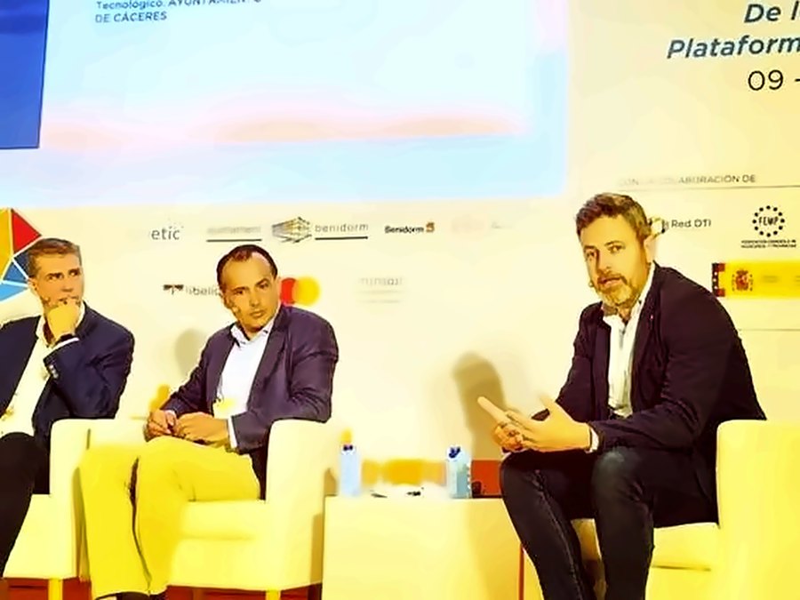 Jorge Villar interviene en una mesa redonda del congreso Digital Tourist 2022 en Benidorm