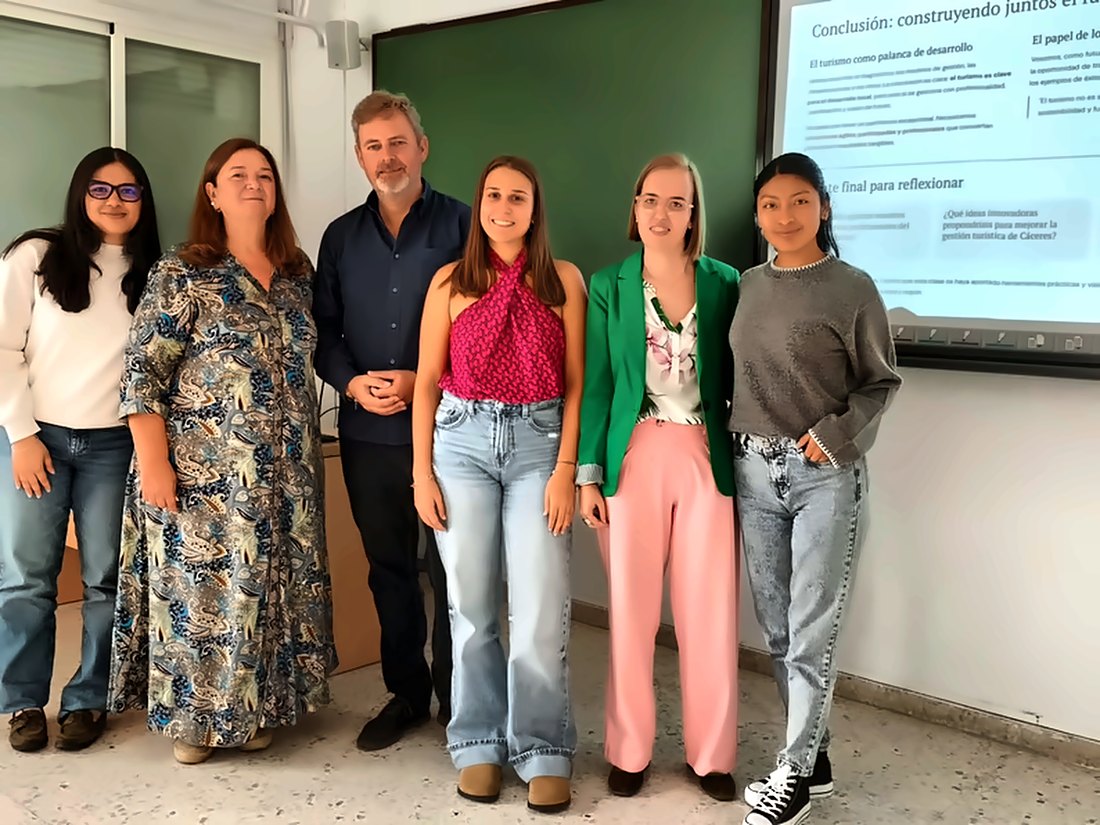 Jorge Villar con la profesora Teresa Cabezas y alumnas del Máster en Dirección Turística, junto a la pantalla de la sesión