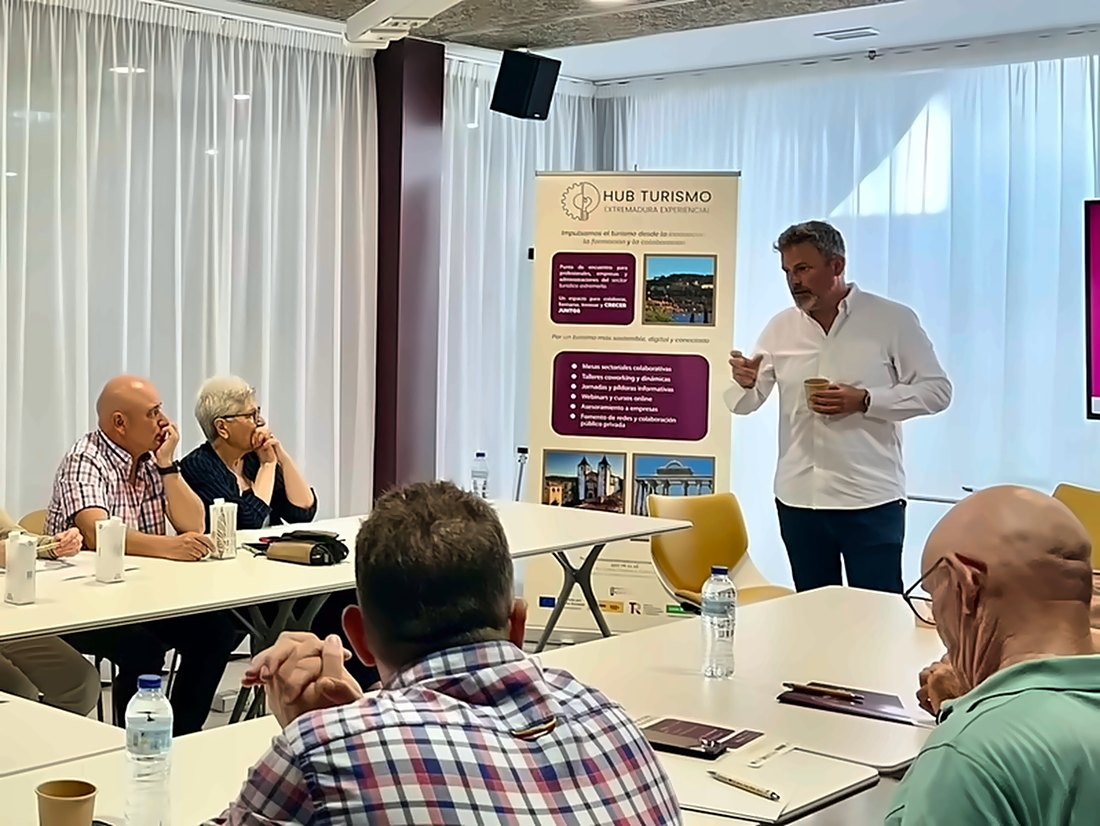 Jorge Villar habla de pie ante el sector en la Mesa Sectorial de Alojamientos del Hub Turismo, en Cáceres
