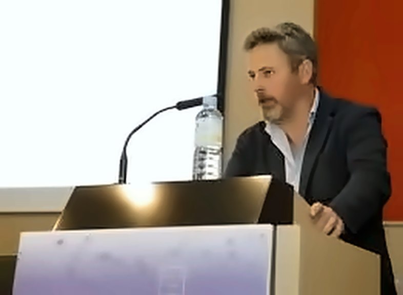 Jorge Villar habla desde un atril durante una ponencia