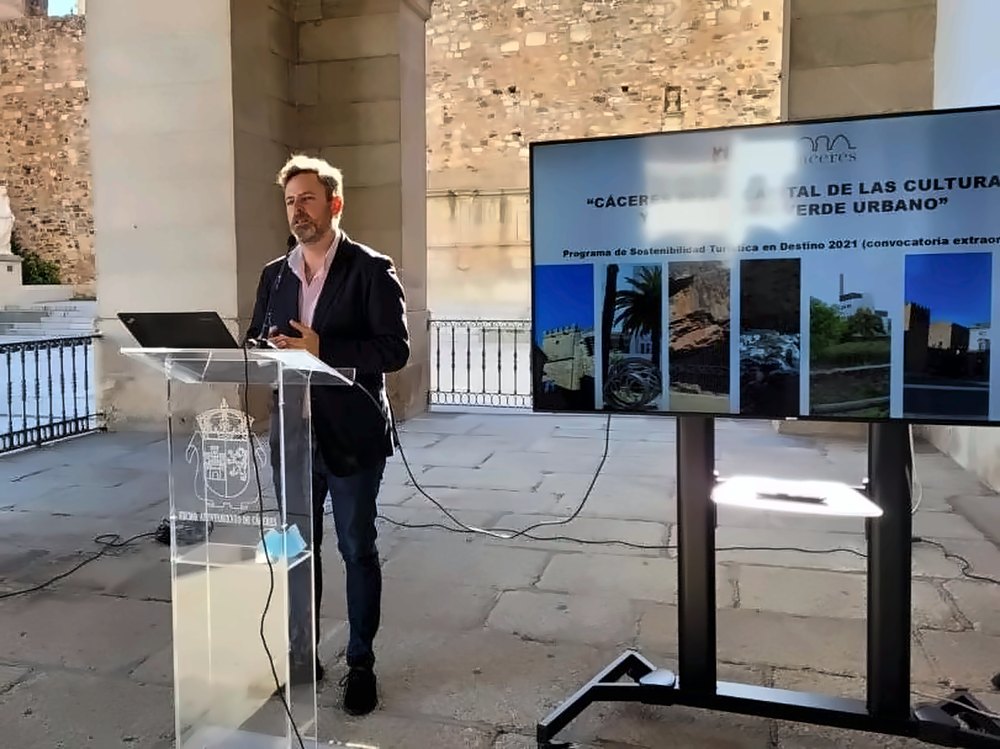 Jorge Villar en un atril durante la presentación del programa de sostenibilidad turística «Cáceres 2025, capital de las culturas y del turismo verde urbano»